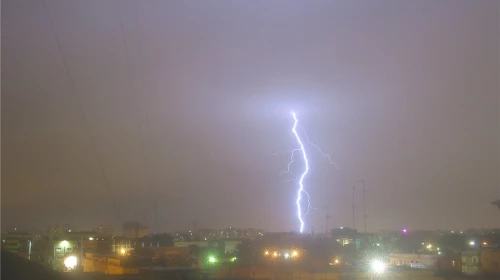 Forti temporali in Basilicata e Puglia. Tanti lampi nel cielo di Matera.
